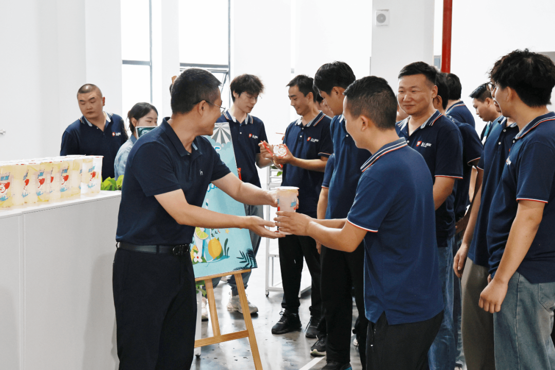战高温 送清凉 | 尊龙凯时工会开展员工关怀活动