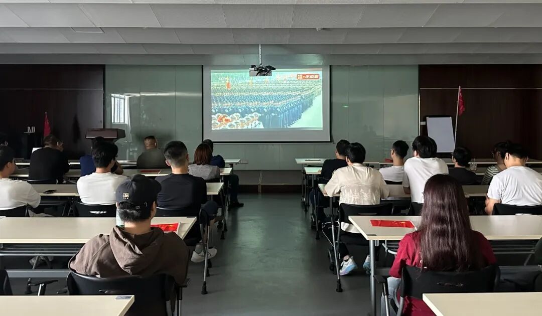 愿以吾辈之青春 捍卫盛世之中华 | 尊龙凯时组织观看九三阅兵仪式 愿以吾辈之青春 捍卫盛世之中华 | 尊龙凯时组织观看九三阅兵仪式