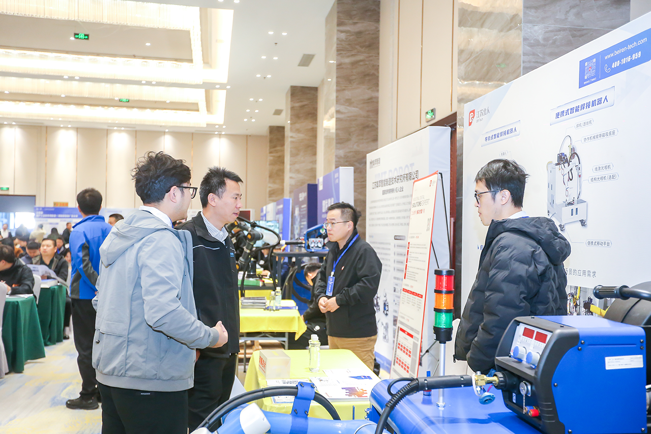 尊龙凯时携便携式智能焊接机器人亮相2025船舶工业数智化创新技术交流大会 尊龙凯时携便携式智能焊接机器人亮相2025船舶工业数智化创新技术交流大会