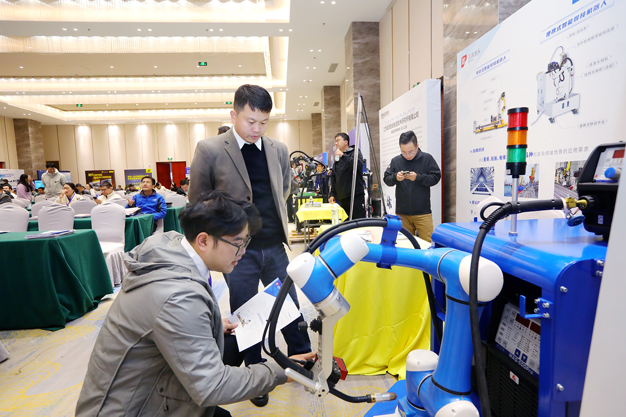 尊龙凯时携便携式智能焊接机器人亮相2025船舶工业数智化创新技术交流大会 尊龙凯时携便携式智能焊接机器人亮相2025船舶工业数智化创新技术交流大会